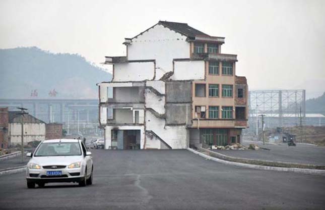 Családi ház egy kínai autópálya közepén