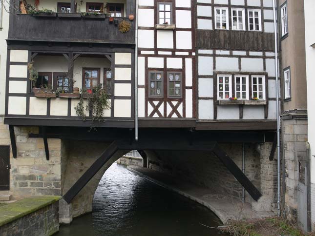 Hídra épült házak