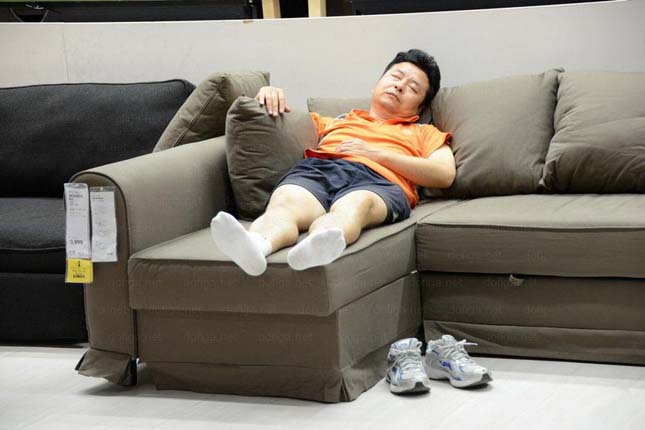 Alvás az IKEA-ban