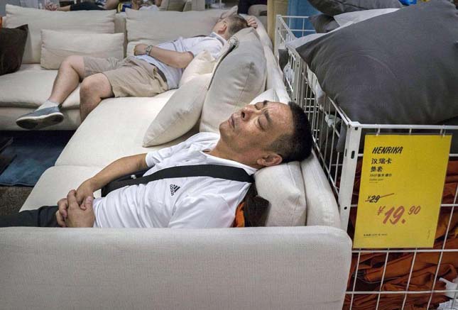 Alvás az IKEA-ban