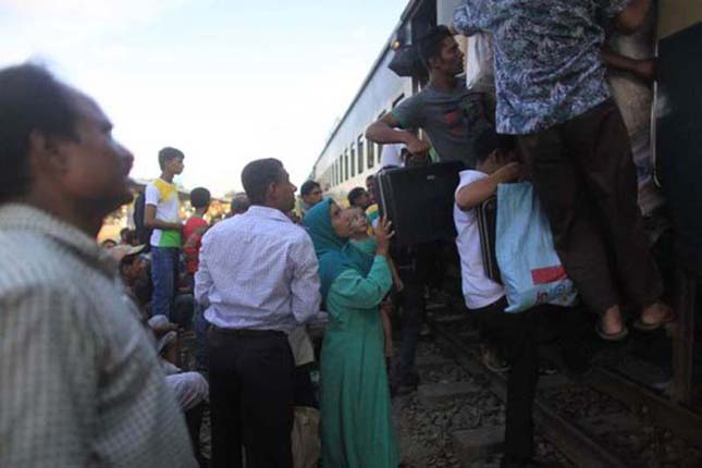 Zsúfolt vonatok Indiában