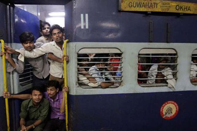 Zsúfolt vonatok Indiában