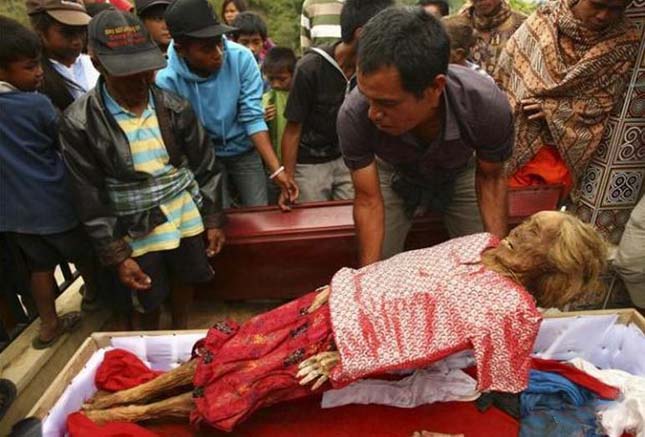 Holttestek kiásása Indonéziában