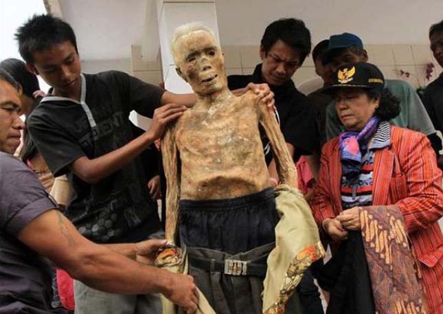 Holttestek kiásása Indonéziában