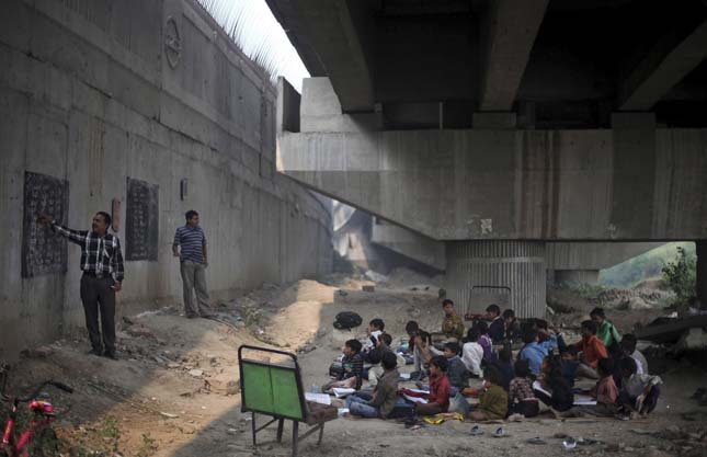 Iskola egy indai híd alatt