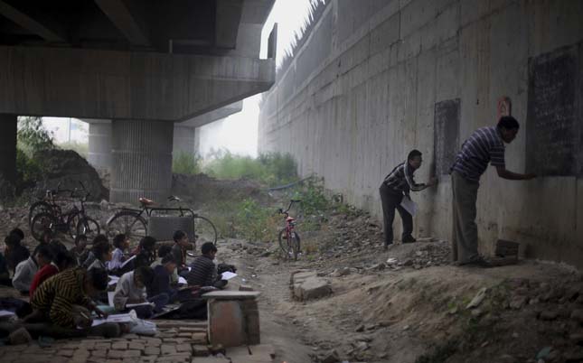 Iskola egy indai híd alatt