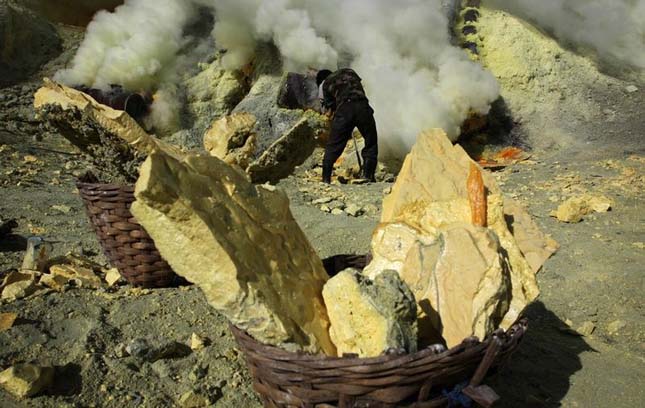 Kén bányászok a Kawah Ijen vulkánon