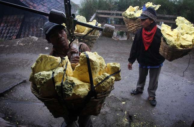 Kén bányászok a Kawah Ijen vulkánon