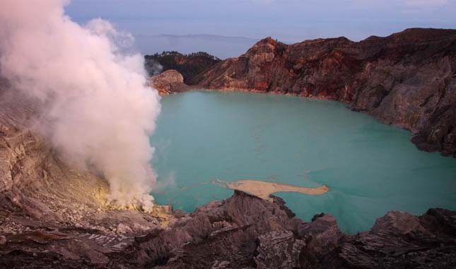 Kén bányászok a Kawah Ijen vulkánon