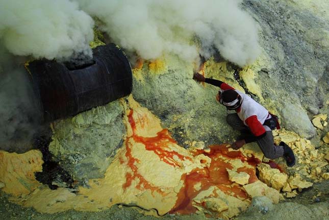 Kén bányászok a Kawah Ijen vulkánon