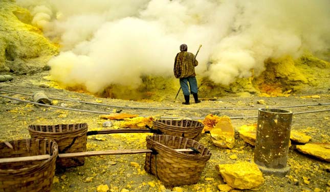 Kén bányászok a Kawah Ijen vulkánon