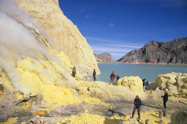 Kén bányászok a Kawah Ijen vulkánon