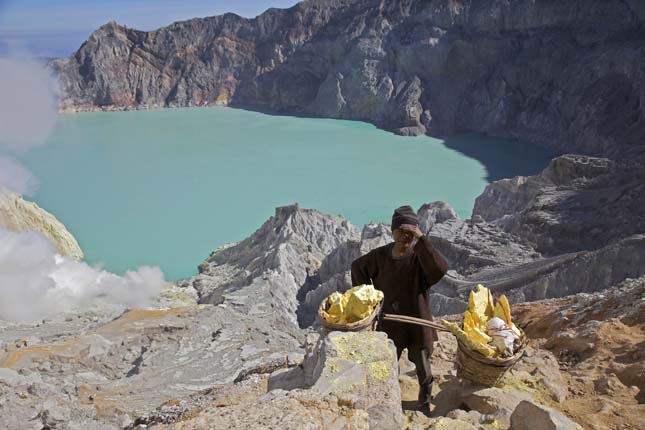 Kén bányászok a Kawah Ijen vulkánon