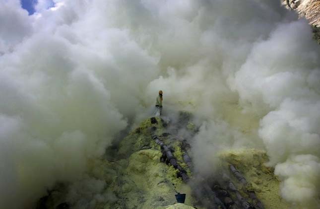 Kén bányászok a Kawah Ijen vulkánon