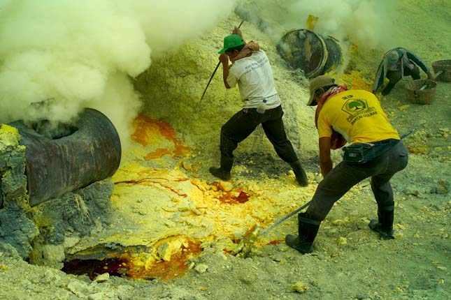 Kén bányászok a Kawah Ijen vulkánon