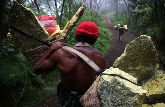 Kén bányászok a Kawah Ijen vulkánon