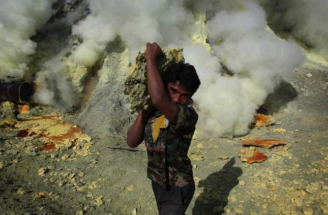 Kén bányászok a Kawah Ijen vulkánon