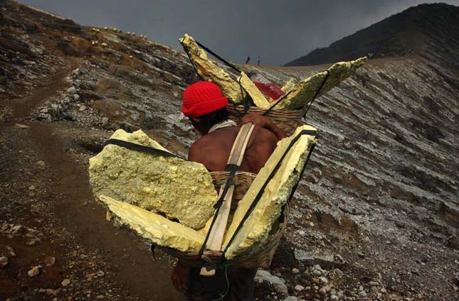 Kén bányászok a Kawah Ijen vulkánon