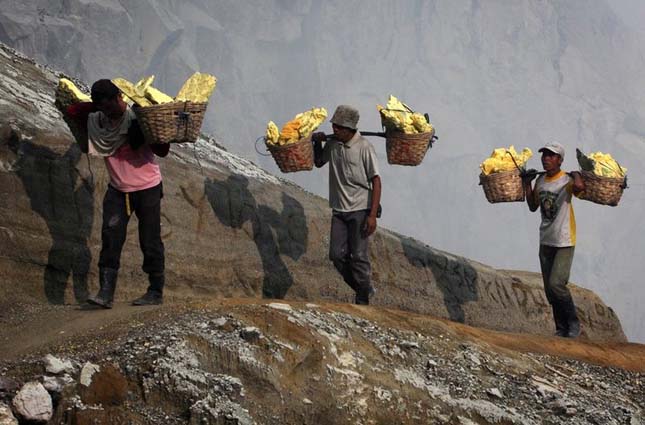 Kén bányászok a Kawah Ijen vulkánon