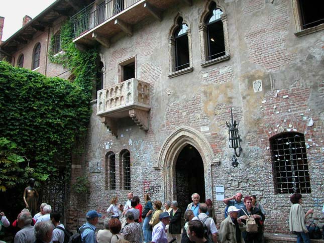 Júlia fala, Verona