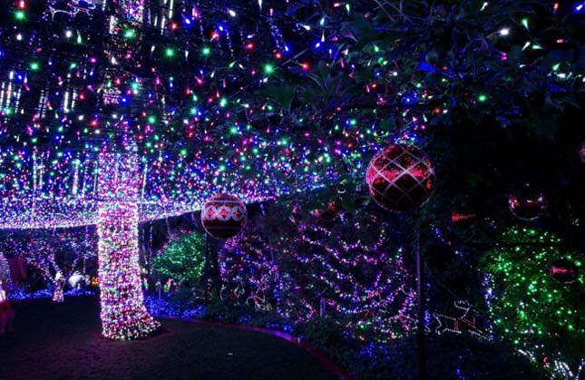 Nyugdíjas: Elképesztő karácsonyi világítás, - rekordot szeretne dönteni