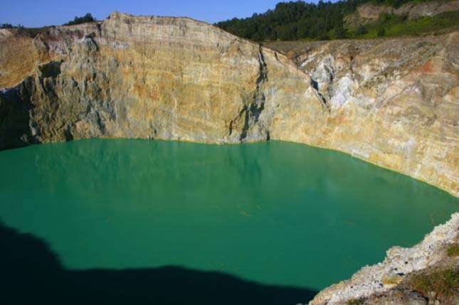 A Kelimutu vulkán színes tavai