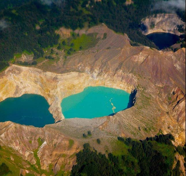 A Kelimutu vulkán színes tavai