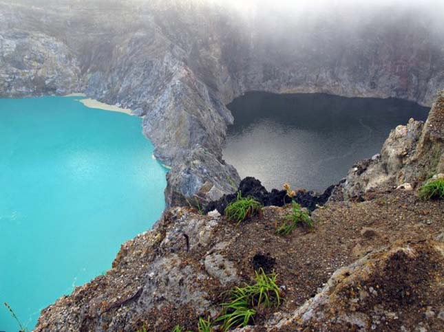 A Kelimutu vulkán színes tavai