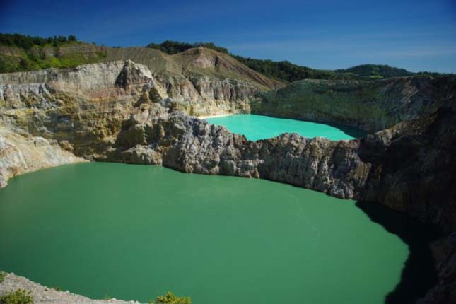 A Kelimutu vulkán színes tavai