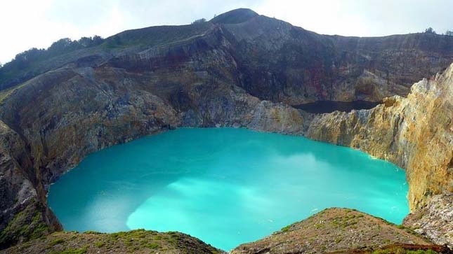 A Kelimutu vulkán színes tavai