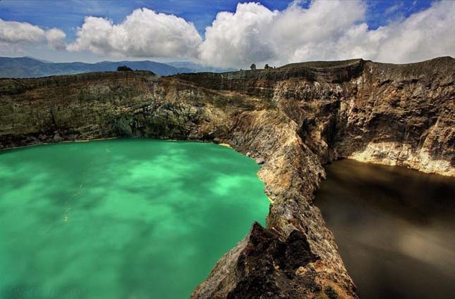 A Kelimutu vulkán színes tavai