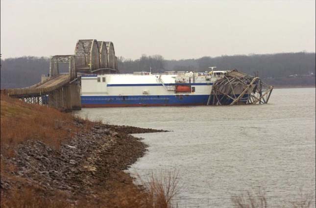 Hídnak ütközött egy teherszállító hajó