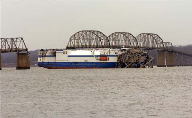 Hídnak ütközött egy teherszállító hajó