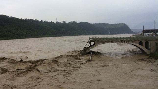 Hatalmas esőzések és áradás Kínában