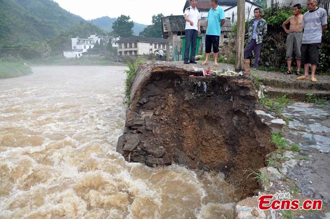 Hatalmas esőzések és áradás Kínában