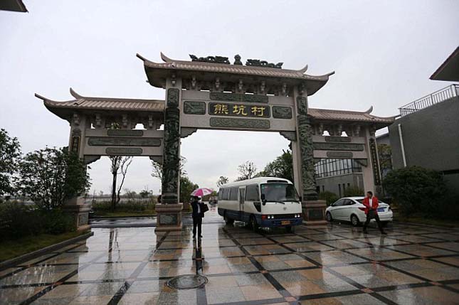 Luxusházakat épített szülőfalujának a kínai milliárdos
