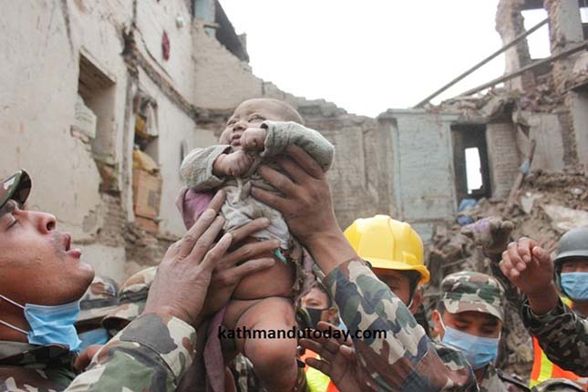 Kisbabát szabadítottak ki a romok alól Nepálban