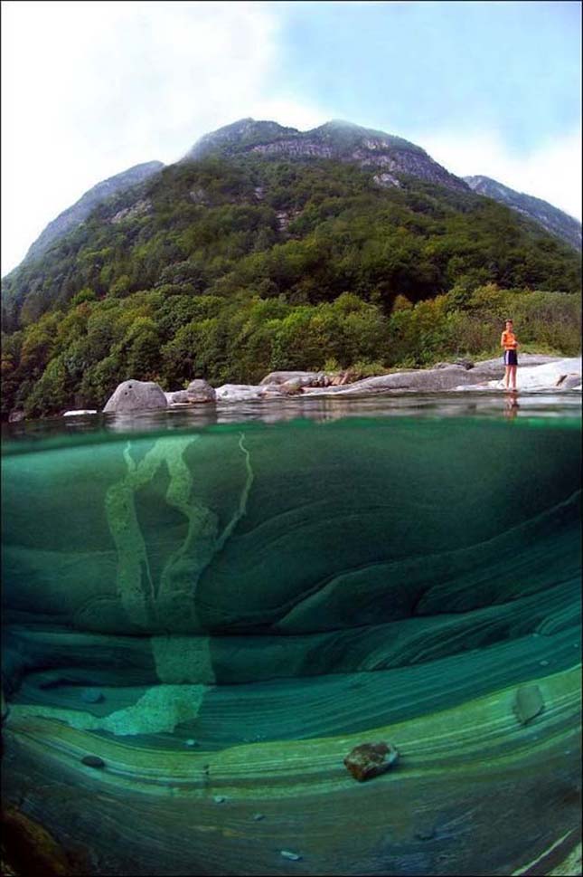Gyönyörű kristálytiszta folyó Svácj hegyeiben