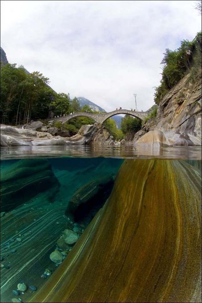 Gyönyörű kristálytiszta folyó Svácj hegyeiben