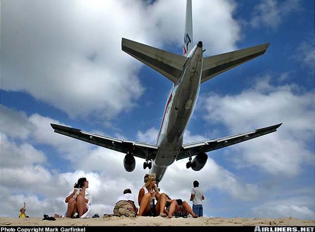 Maho Beach, a tengerpart repülők szállnak a strandolók feje felett