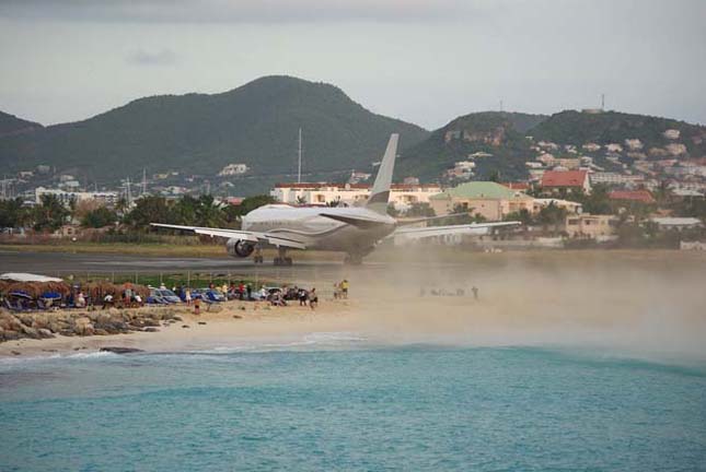 Maho Beach, a tengerpart repülők szállnak a strandolók feje felett