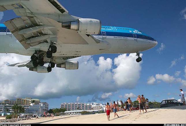 Maho Beach, a tengerpart repülők szállnak a strandolók feje felett