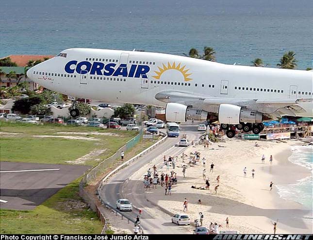 Maho Beach, a tengerpart repülők szállnak a strandolók feje felett