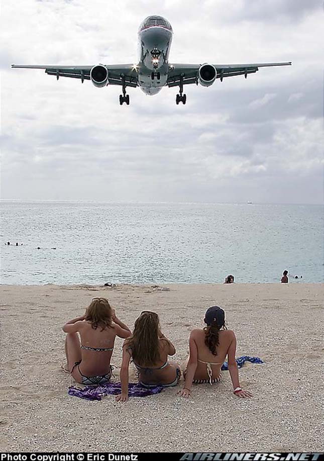 Maho Beach, a tengerpart repülők szállnak a strandolók feje felett