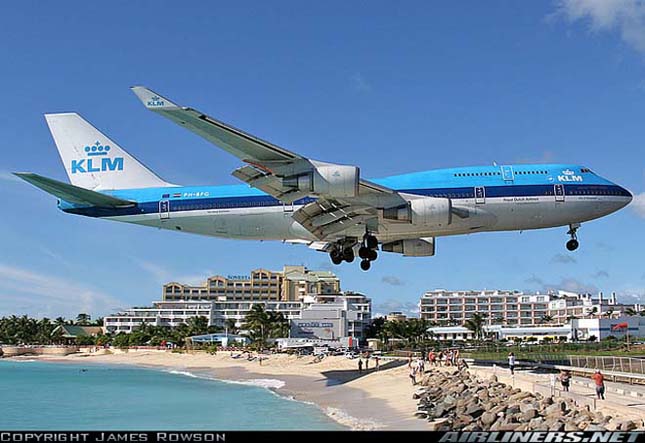 Maho Beach, a tengerpart repülők szállnak a strandolók feje felett