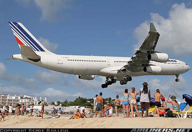 Maho Beach, a tengerpart repülők szállnak a strandolók feje felett