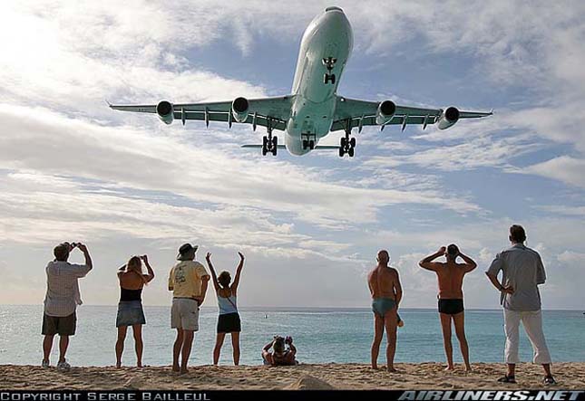 Maho Beach, a tengerpart repülők szállnak a strandolók feje felett