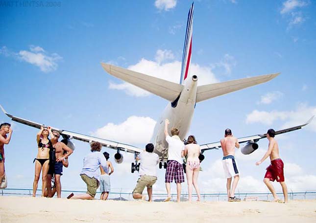 Maho Beach, a tengerpart repülők szállnak a strandolók feje felett