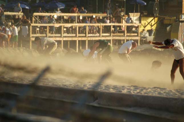 Maho Beach, a tengerpart repülők szállnak a strandolók feje felett