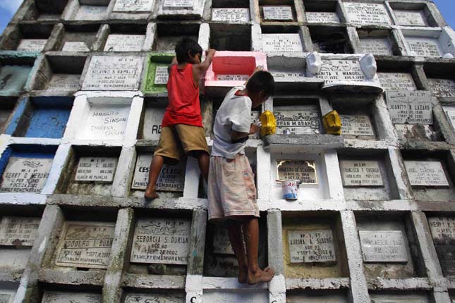 Több ezer ember él a manilai temetőben
